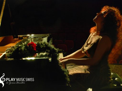 Play Music Swiss – Female pianist 1 EN